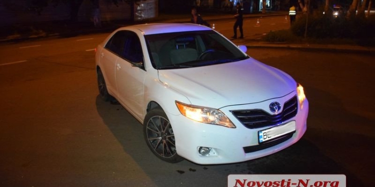 В центре Николаева «Тойота» сбила трех пешеходов, выскочивших на дорогу (ФОТО)