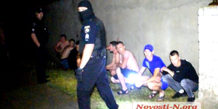 Под Николаевом произошла массовая драка местных жителей с таксистами (ФОТО, ВИДЕО)