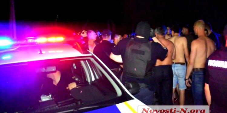 Под Николаевом произошла массовая драка местных жителей с таксистами (ФОТО, ВИДЕО)