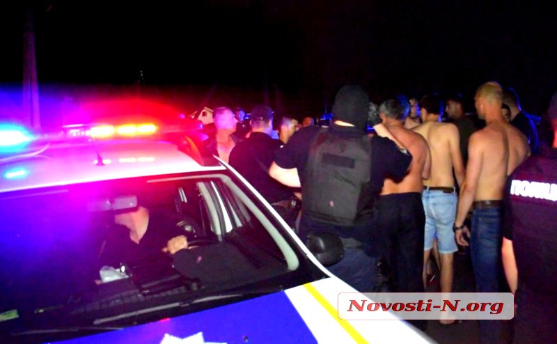 Полиция проверяет информацию, что херсонские патрульные не пытались остановить ночную драку с таксистами под Николаевом 1