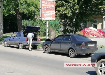 В Николаеве столкнулись «Славута» и Geely. Один из водителей говорит, что из-за женщины с ребенком, перебегавших дорогу (ФОТО)