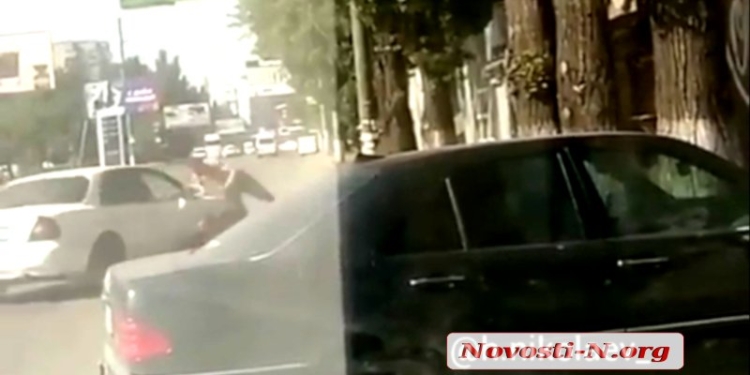 В Николаеве водитель авто сбил участника жестокой драки (ВИДЕО)