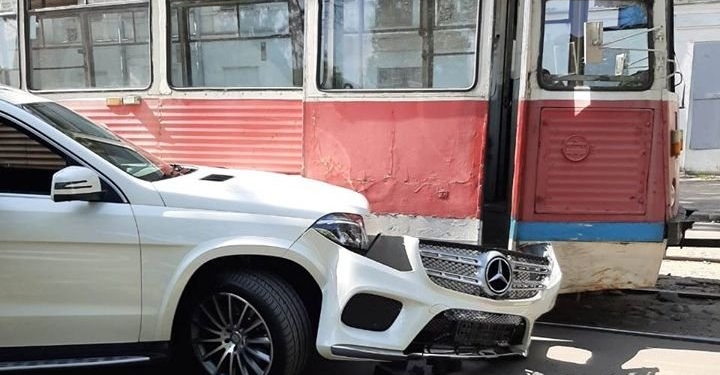 В Николаеве водитель внедорожника врезался в трамвай (ФОТО)