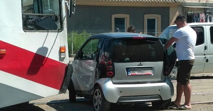 В Николаеве трамвай протаранил «Смарт».  На Пушкинской образовалась пробка (ФОТО)