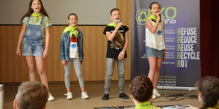 Школьники из трех областей Украины овладели плогингом и играли в форум-театр в эко-лагере «School Recycling Camp 2019» под Николаевом (ФОТО)
