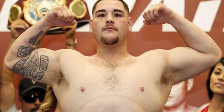 Чемпиону мира по четырем версиям в супертяжелом весе вручили именной пояс с изображением «Сникерса» (ФОТО)