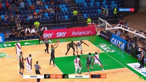 Баскетболист продемонстрировал изумительную смекалку и вытащил безнадежно проигранный матч (ВИДЕО)