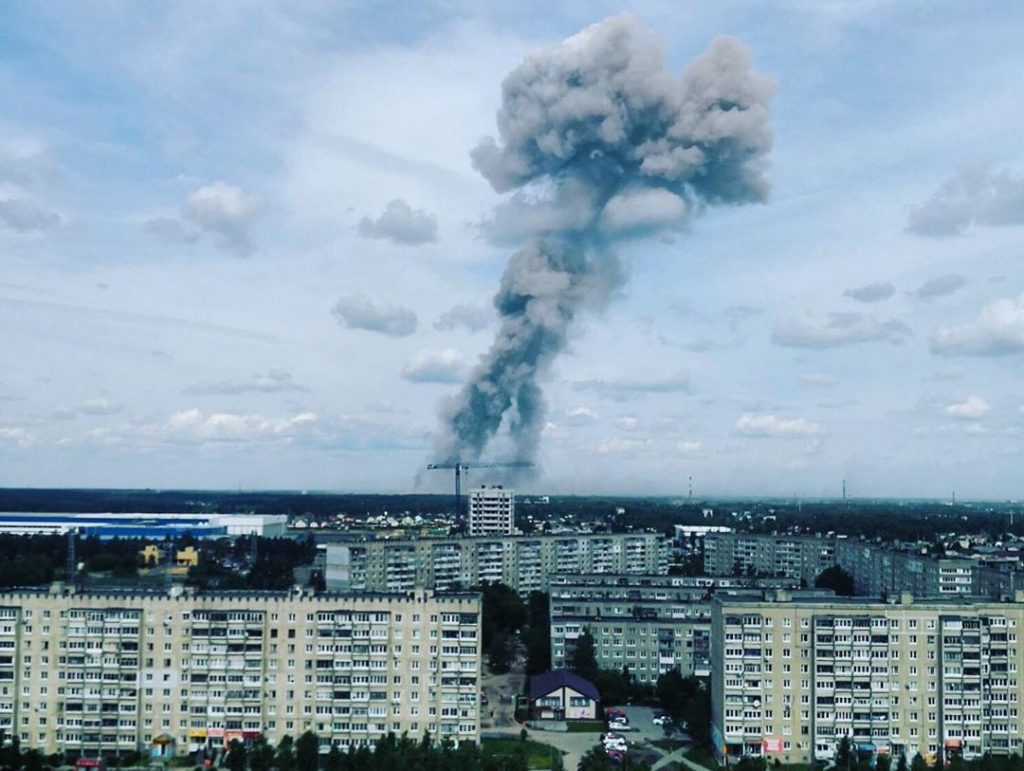 На заводе в России прогремели два взрыва, начался пожар (ВИДЕО) 1