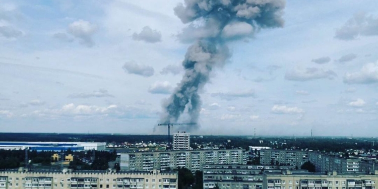 На заводе в России прогремели два взрыва, начался пожар (ВИДЕО)