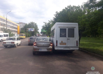 В Николаеве водитель Renault разбил свою машину и две другие (ФОТО)