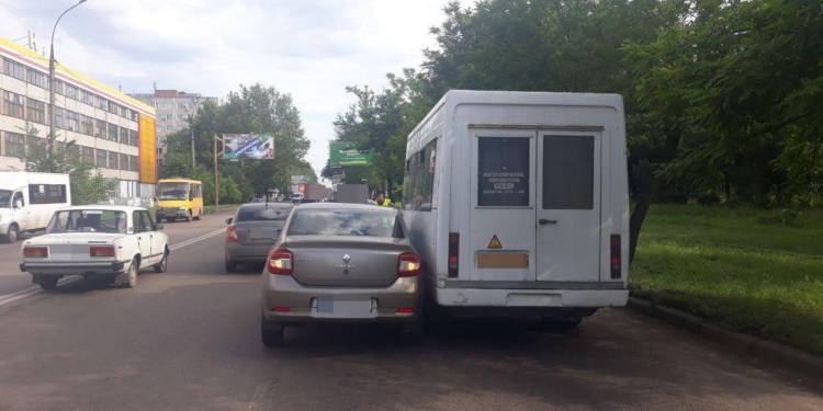 В Николаеве водитель Renault разбил свою машину и две другие (ФОТО)