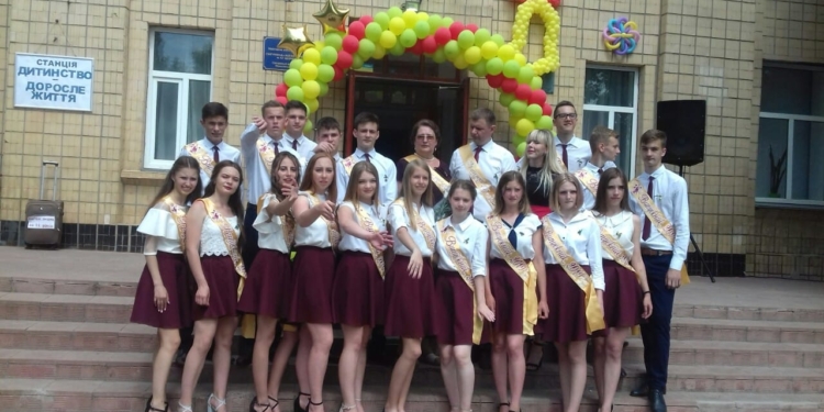 Достойный поступок: на Николаевщине выпускники гимназии вместо цветов на последний звонок собрали деньги на лечение мальчика