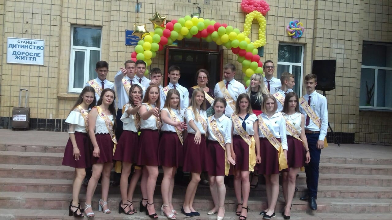 Достойный поступок: на Николаевщине выпускники гимназии вместо цветов на последний звонок собрали деньги на лечение мальчика