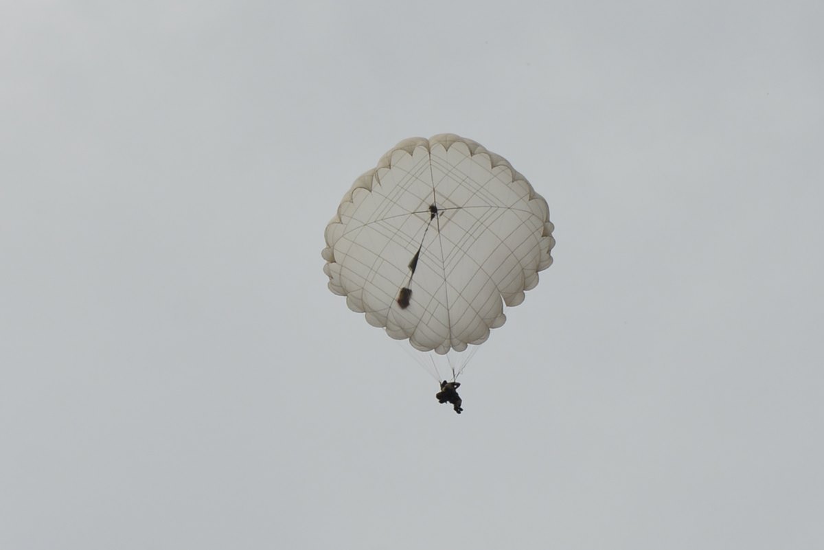 Николаевские десантники отработали парашютные прыжки с вертолета на воду (ФОТО)
