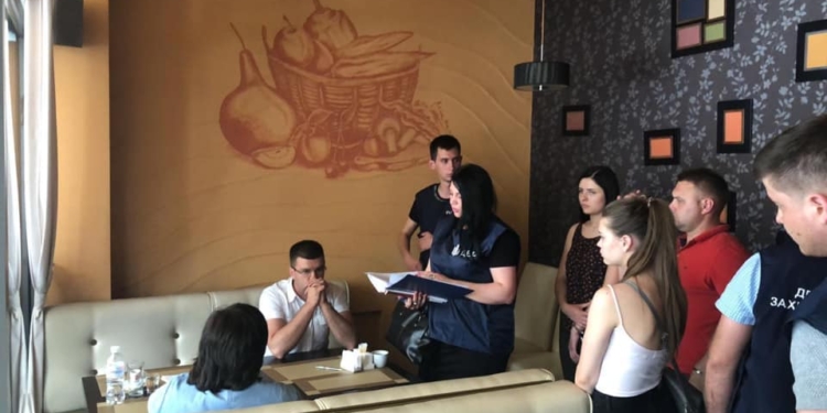 Группу чиновников и полицейских поймали на взятке в полмиллиона долларов – Луценко