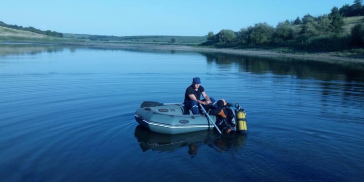 На Николаевщине спасатели достали со дна тело 22-летнего парня, утонувшего вчера в пруду (ФОТО)