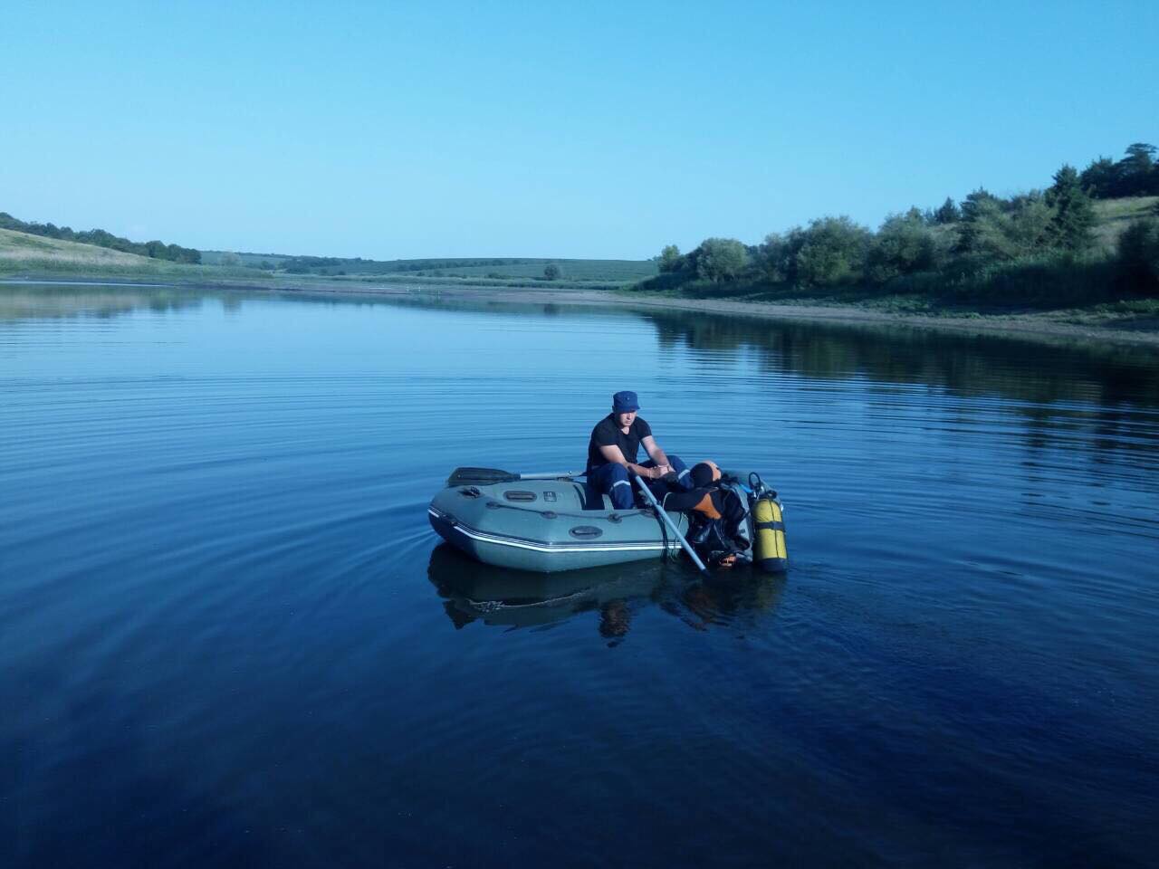 На Николаевщине спасатели достали со дна тело 22-летнего парня, утонувшего вчера в пруду (ФОТО)