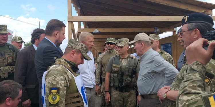 Кучма проверил разведение сил в Станице Луганской (ФОТО)