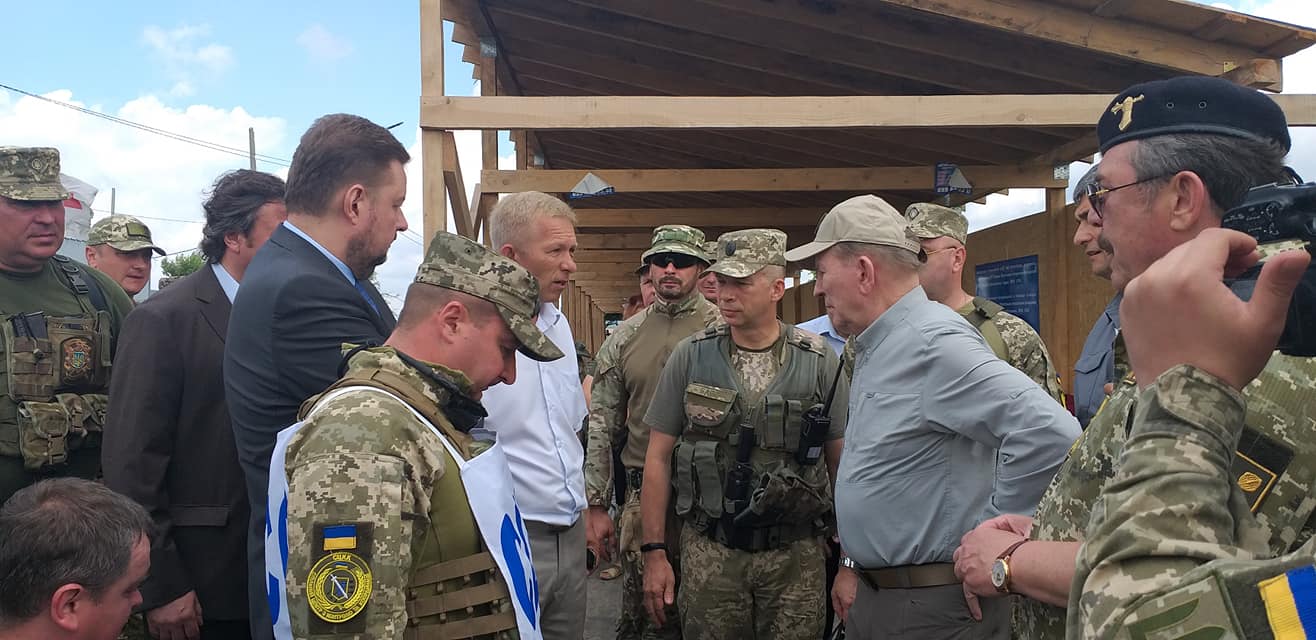 Кучма проверил разведение сил в Станице Луганской (ФОТО)