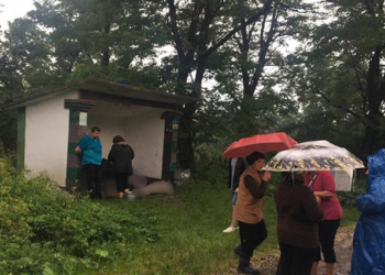 На Ивано-Франковщине молния попала в остановку, погибли 3 человека