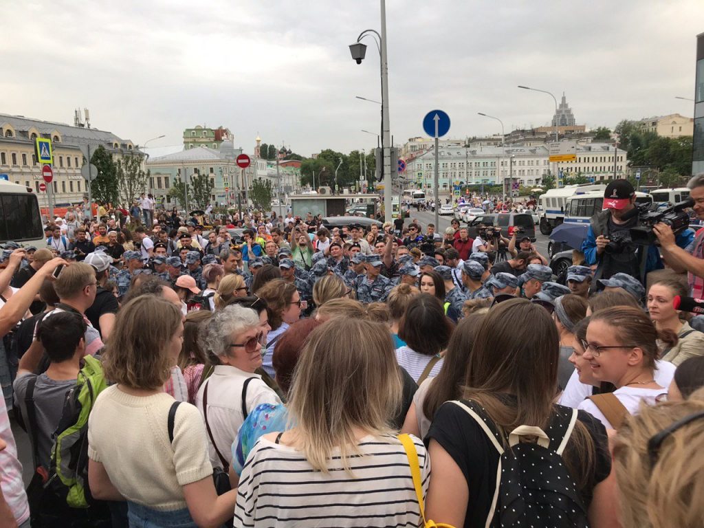 В Москве на акции в поддержку Голунова задержали журналистов "Медузы" и Reuters 1