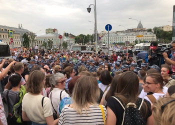 В Москве на акции в поддержку Голунова задержали журналистов “Медузы” и Reuters