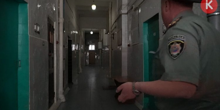 Жизнь Зайцевой в СИЗО: читает Донцову, ест тюремный хлеб и уже не плачет (ФОТО, ВИДЕО)