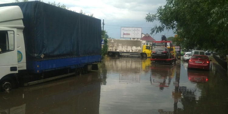 Поваленные деревья, затопленные улицы, погибший и пострадавшие – непогода «погуляла» по Киеву (ФОТО, ВИДЕО)