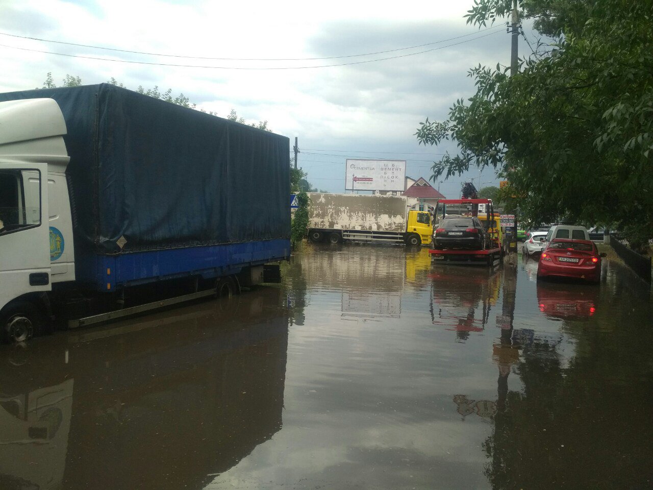 Поваленные деревья, затопленные улицы, погибший и пострадавшие – непогода «погуляла» по Киеву (ФОТО, ВИДЕО)
