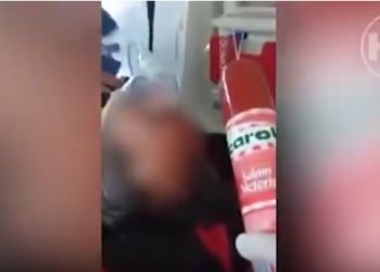 В Румынии парамедик избил пьяного пациента палкой колбасы (ВИДЕО)