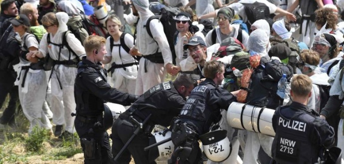 Антиклиматические протесты: В Германии полиция применила перечный газ (ВИДЕО) 2