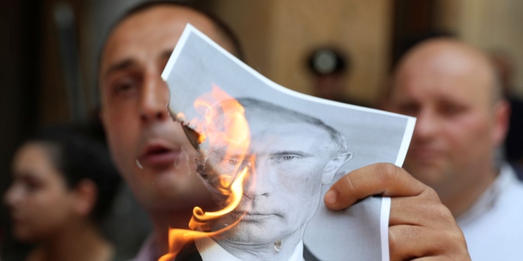 Путин запретил российским авиакомпаниям летать в Грузию и поручил вернуть оттуда всех россиян