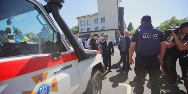 Зеленский с Аваковым открыли в Мариуполе центр разминирования (ФОТО)