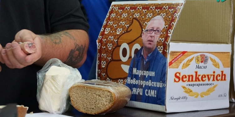 Активисты принесли на сессию горсовета Николаева «маргариновую коробку» – полиция их не хотела пускать (ФОТО, ВИДЕО)