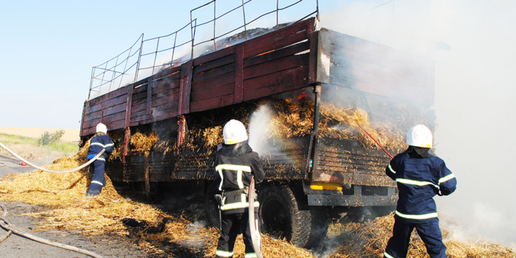 Под Николаевом тушили фуру, груженную сеном (ФОТО)