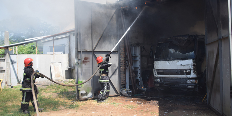 В Варваровке тушили пожар двух гаражей. Сгорел грузовик DAF (ФОТО)