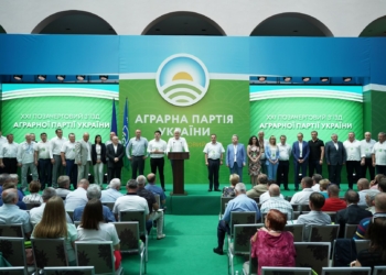 Список Аграрной партии возглавил “поющий ректор”  Михаил Поплавский