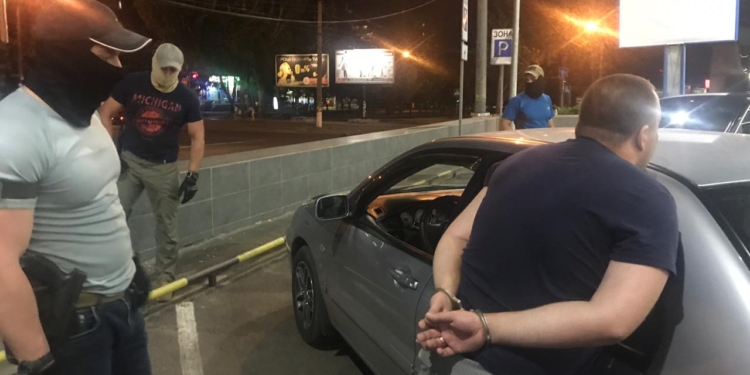 В Николаеве сотрудники СБУ задержали налоговика – он ежемесячно взимал «дань» с сети АЗС в размере 6 тыс.грн. (ФОТО)