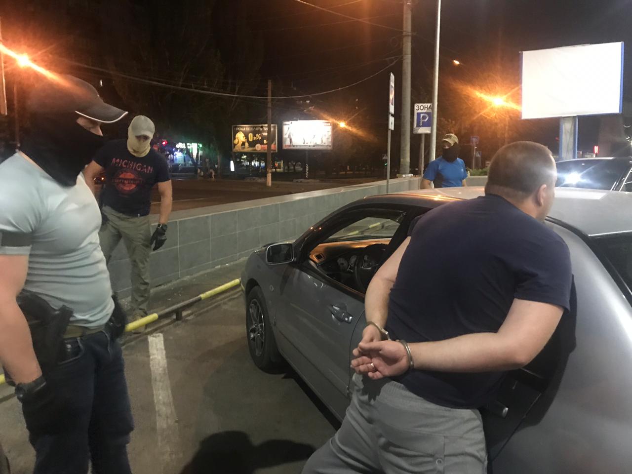 В Николаеве сотрудники СБУ задержали налоговика – он ежемесячно взимал «дань» с сети АЗС в размере 6 тыс.грн. (ФОТО)