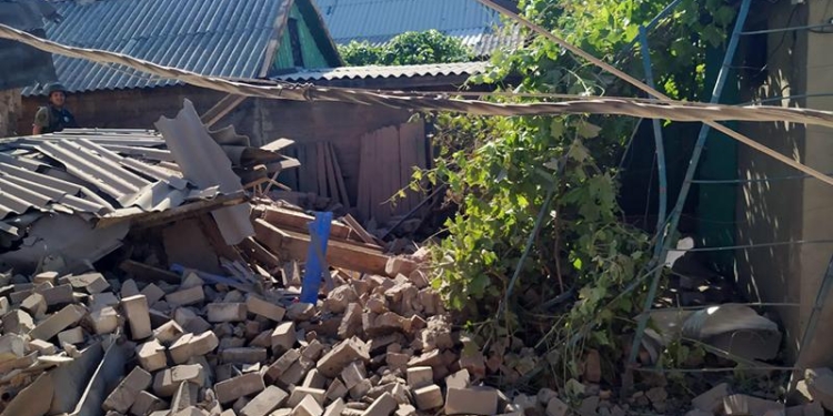 В Марьинке из-за обстрела боевиков травмированы две женщины, пенсионер и ребенок (ФОТО)