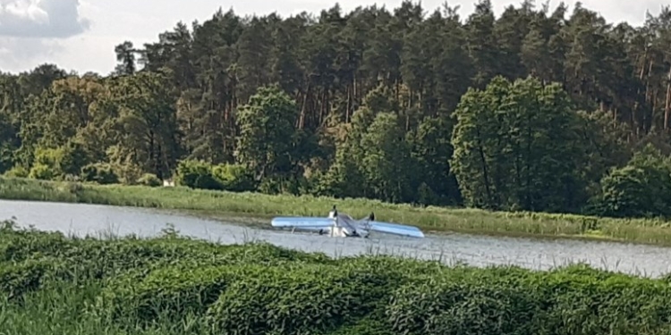 В Киеве самолет с тремя людьми на борту аварийно сел на воду (ВИДЕО)