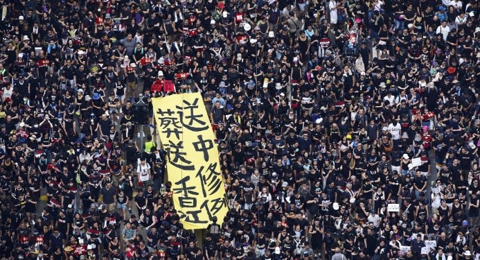 В Гонконге десятки тысяч людей вновь вышли на акцию протеста