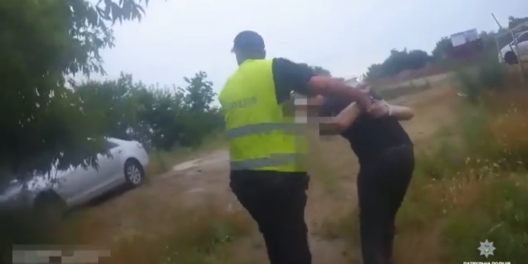 На Николаевщине патрульные с погоней задержали угонщиков автомобиля, который пропал в столице (ВИДЕО)