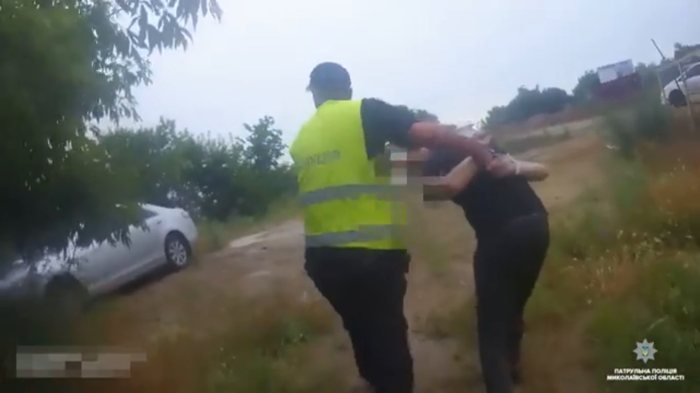 На Николаевщине патрульные с погоней задержали угонщиков автомобиля, который пропал в столице (ВИДЕО)