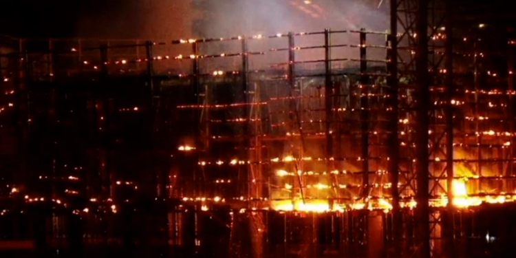 Искры и обломки летели со 130-метровой высоты: в Варшаве сгорел небоскреб (ВИДЕО)