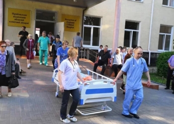 В Луцке «заминировали» областную больницу, пациентов эвакуируют на носилках