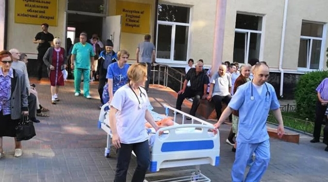 В Луцке «заминировали» областную больницу, пациентов эвакуируют на носилках