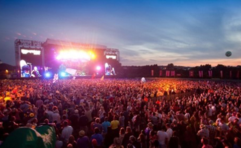 На рок-фестивале Kozak Fest ураган обрушил крышу сцены (ВИДЕО)