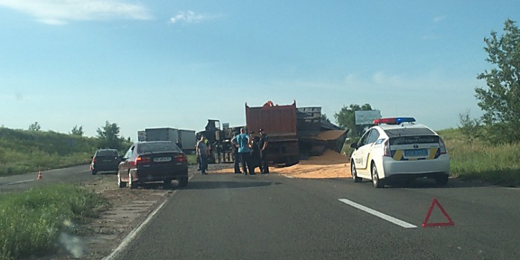 На Николаевщине опять зерно на трассе: грузовик со щебенкой догнал зерновоз (ВИДЕО)