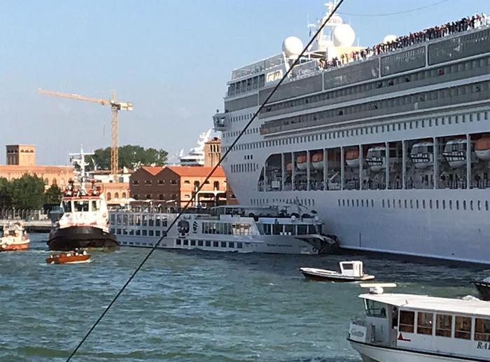 В Венеции круизный лайнер врезался в причал и туристический катер 2